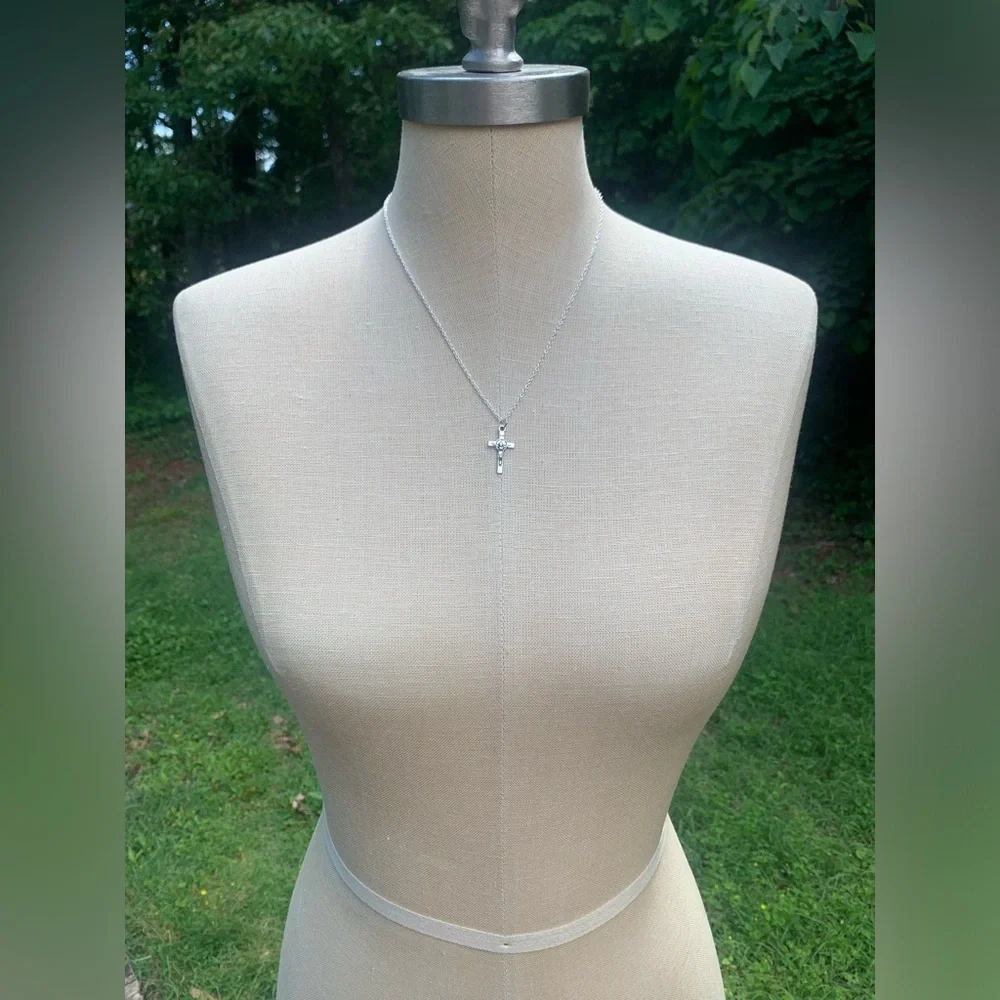 NWT Sterling Silver Plated Chain & Crucifix Alloy Metal Charm Necklace - Picture 2 of 14